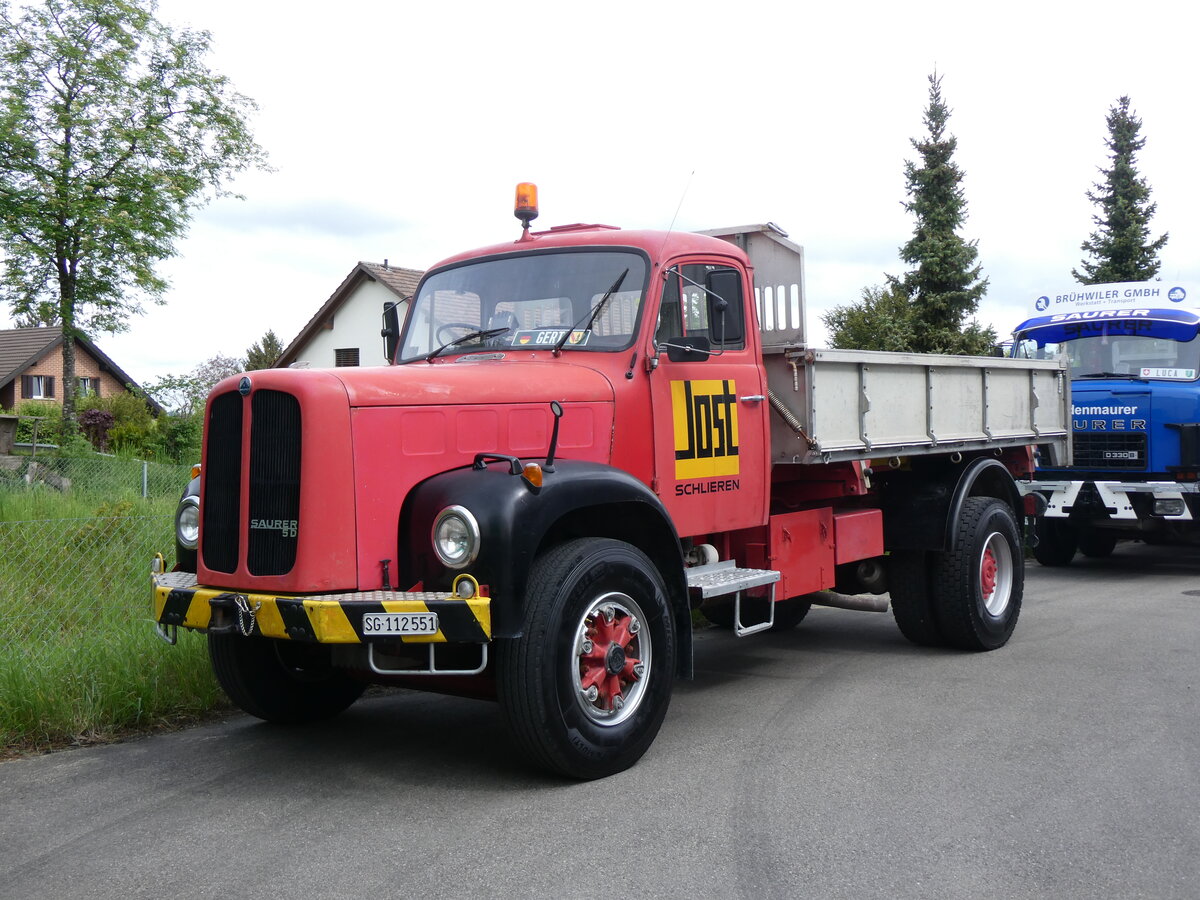 (262'018) - Jost, Schlieren - SG 112'551 - Saurer am 4. Mai 2024 in Attikon, Wegm�ller