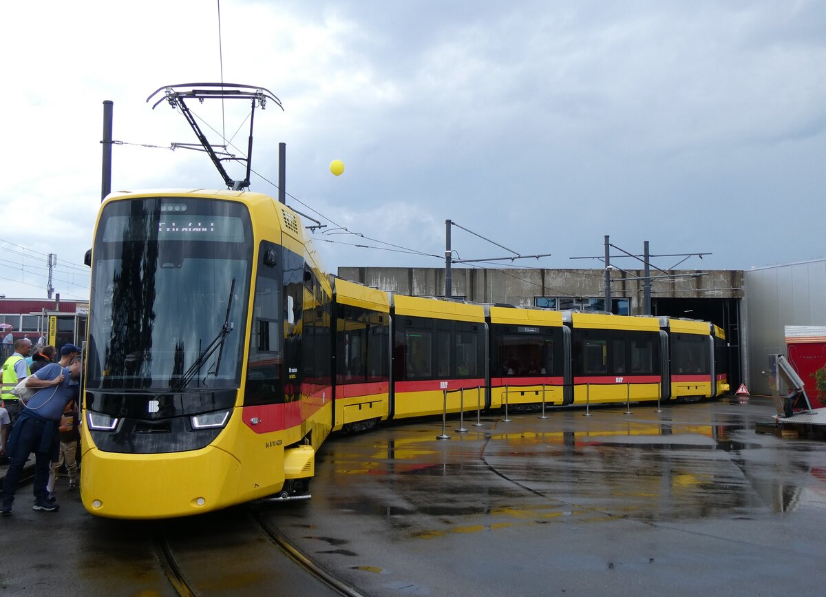 (263'476) - BLT-Tram - Nr. 4204 - am 8. Juni 2024 in Oberwil, Depot H�slimatt