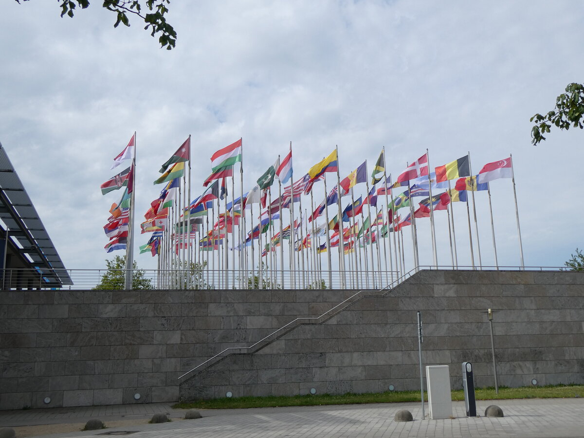 (264'547) - Fahnenmeer beim Messegel�nde am 10. Juli 2024 in Leipzig