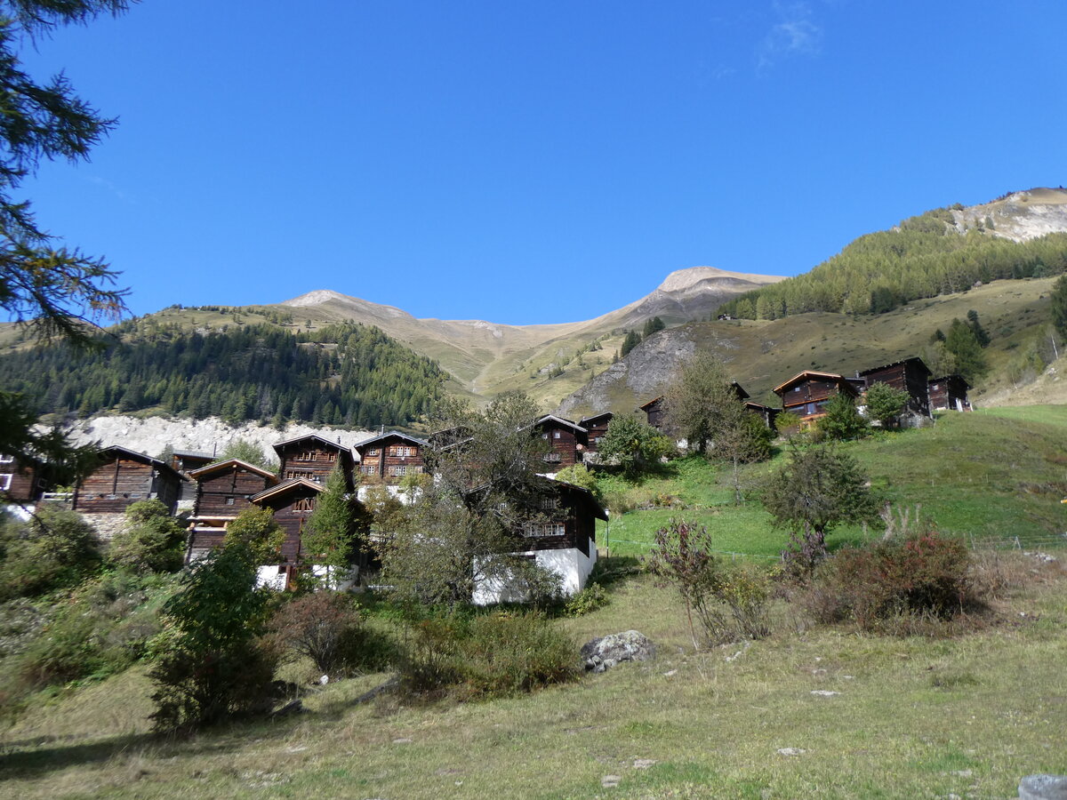 (267'775) - Dorf F�ld am 6. Oktober 2024 bei Binn