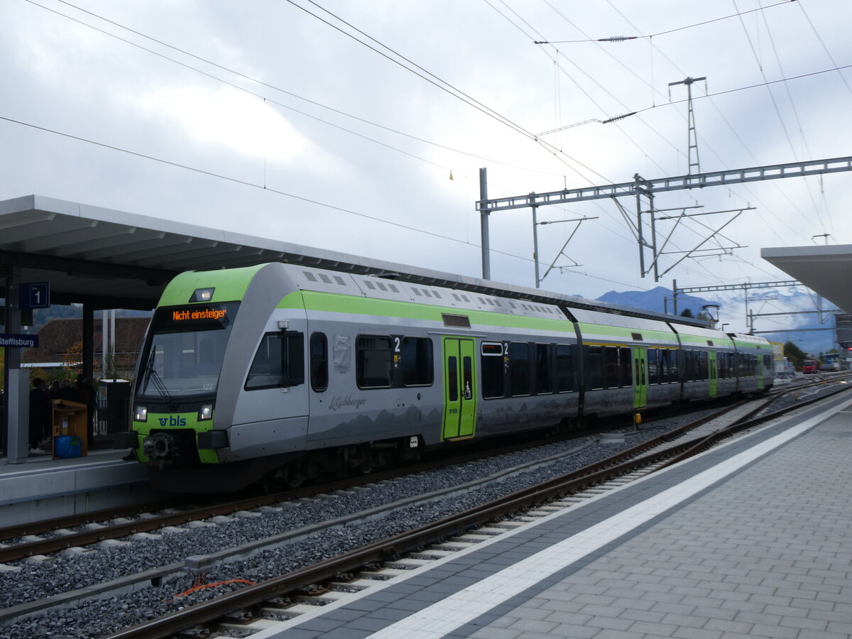 (268'247) - BLS-Pendelzug - Nr. 122 - am 19. Oktober 2024 im Bahnhof Steffisburg