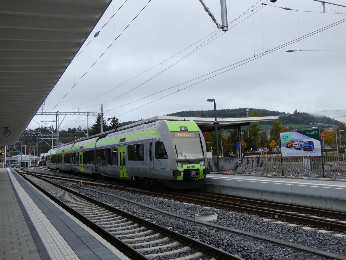 (268'251) - BLS-Pendelzug - Nr. 122 - am 19. Oktober 2024 im Bahnhof Steffisburg