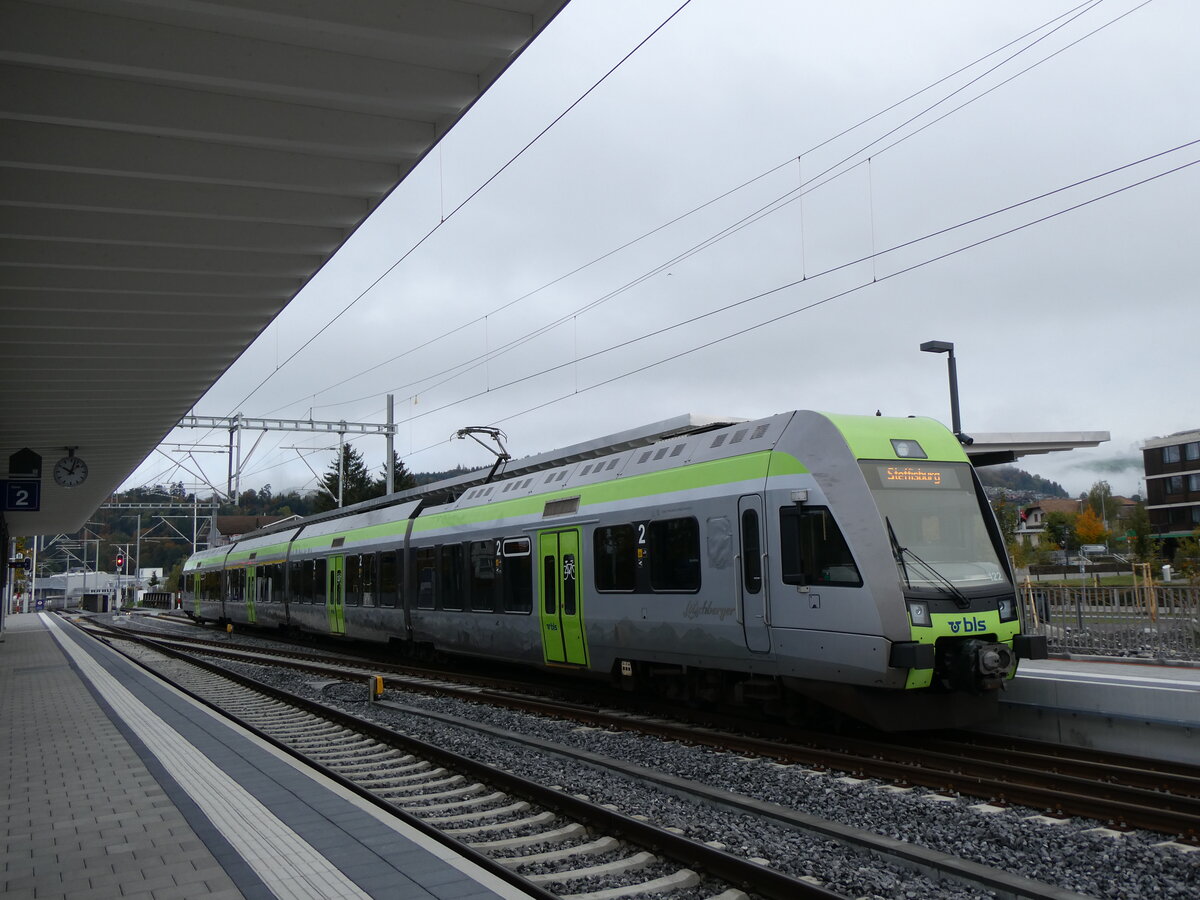 (268'252) - BLS-Pendelzug - Nr. 122 - am 19. Oktober 2024 im Bahnhof Steffisburg