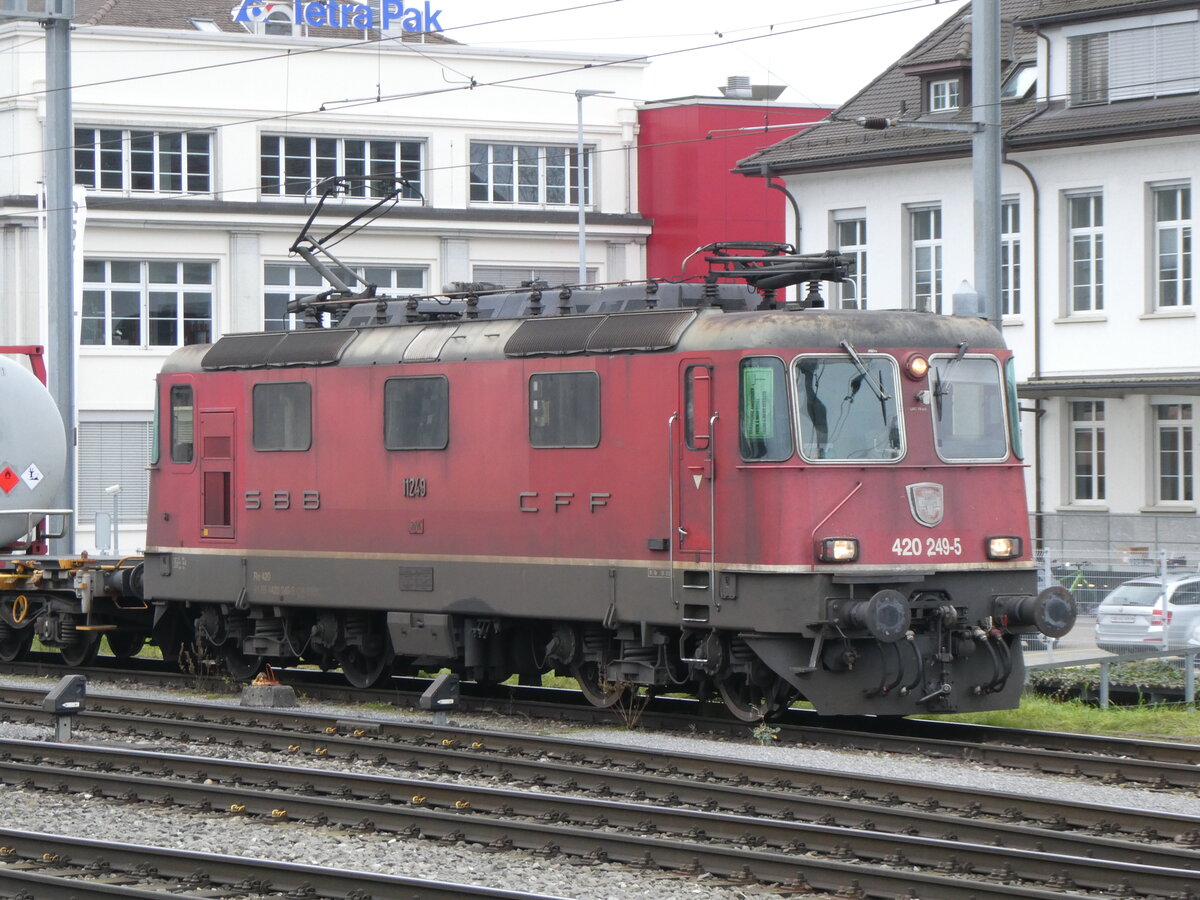 (269'759) - SBB-Lokomotive - Nr. 11'249/420'249-5 - am 10. Dezember 2024 im Bahnhof Sursee
