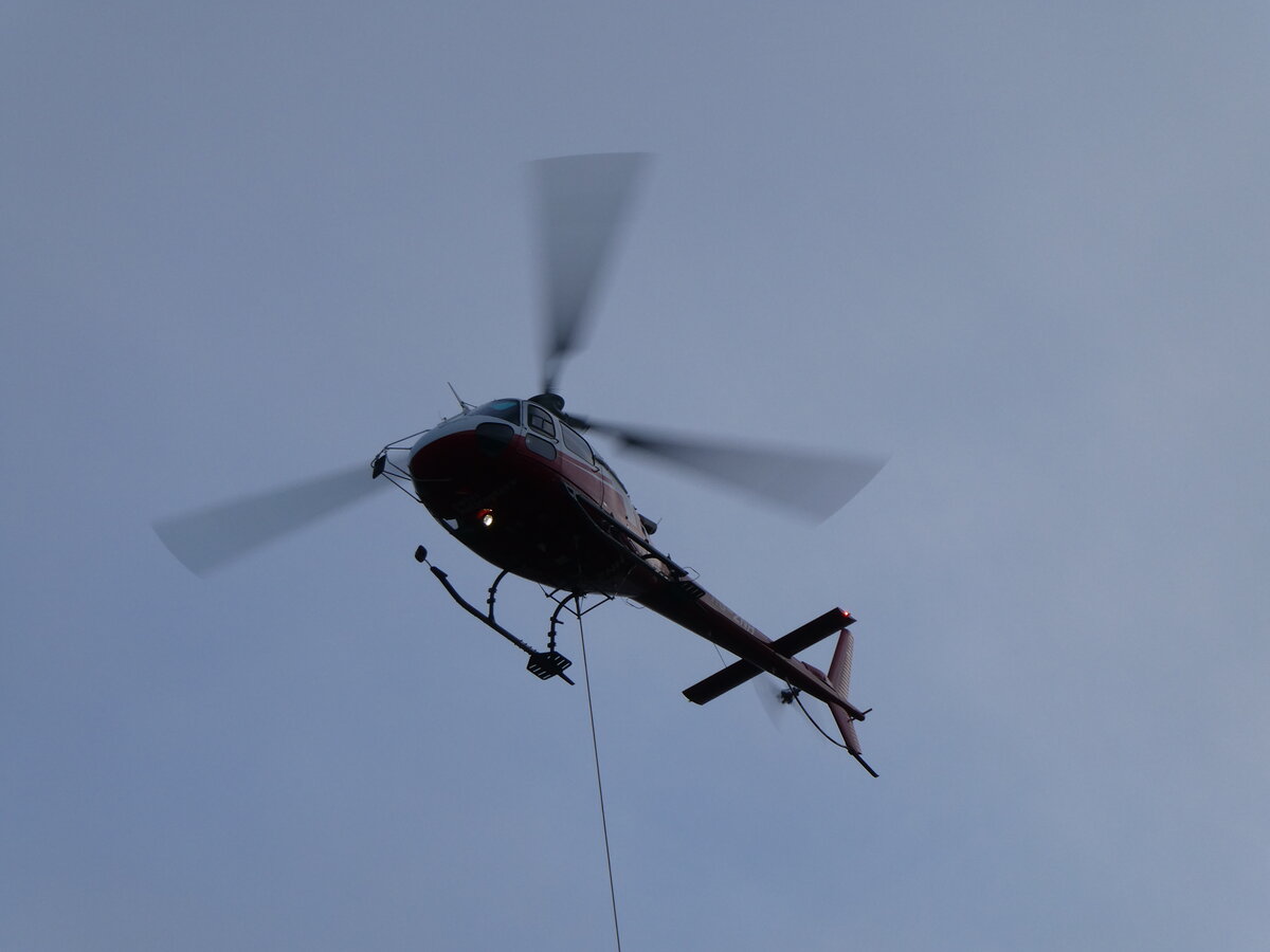 (269'839) - swiss helicopter - HB-ZNH - am 13. Dezember 2024 �ber Spiez