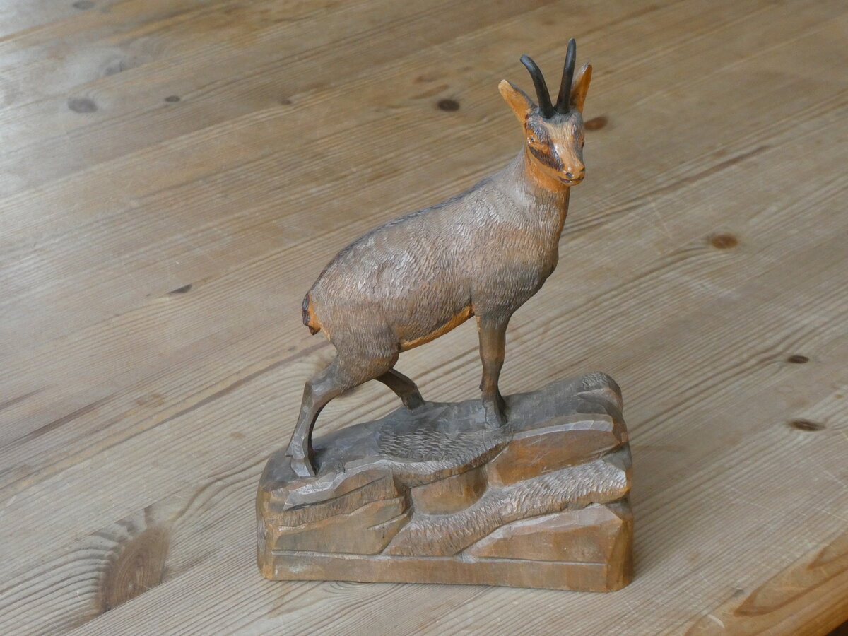 (271'645) - Aus Holz geschnitzte G�mse aus den 60er-Jahren (Made in Ladholz/Achseten) am 4. Februar 2025 in Thun