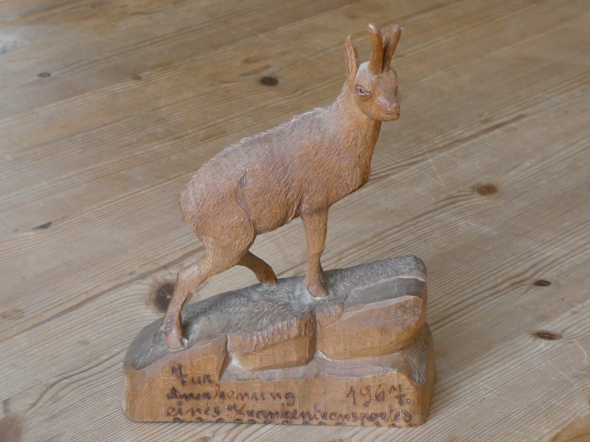 (271'646) - Aus Holz geschnitzte G�mse von 1967 (Made in Ladholz/Achseten) am 4. Februar 2025 in Thun (mit Inschrift: Zur Anerkennung 1967 eines Krankentransportes)