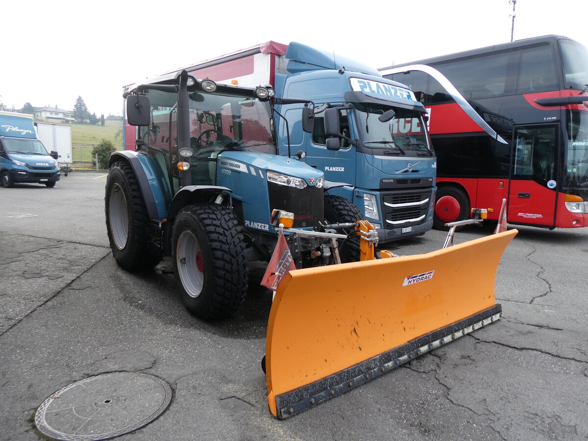 (271'772) - Planzer, Dietikon - Nr. 62.610/BE 2296 - Massey-Ferguson am 8. Februar 2025 in Kallnach, Car-Terminal Marti