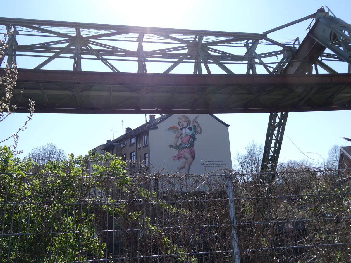 (273'536) - Hauswand mit Friedrich Engels-Figur am 3. April 2025 in Wuppertal