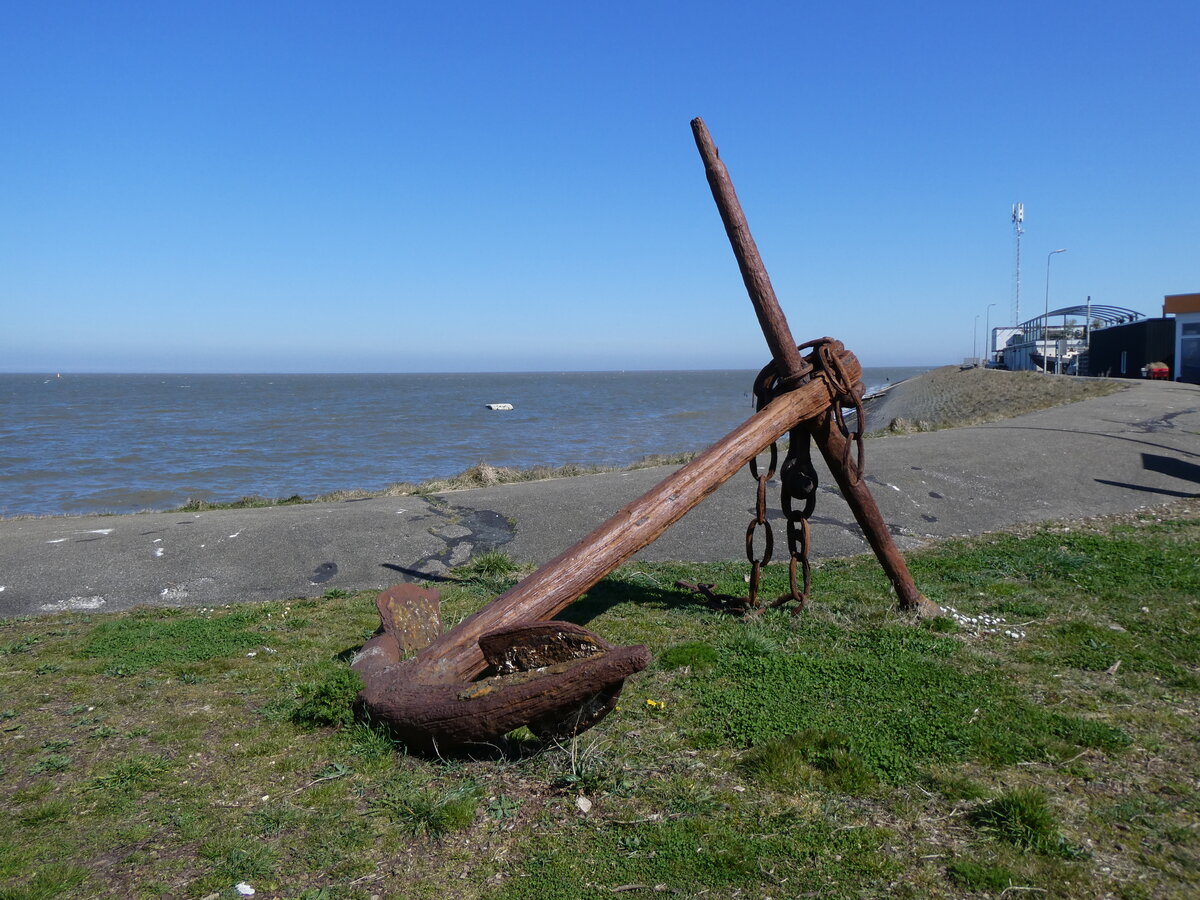 (273'562) - Alter Anker am 4. April 2025 im Hafen von Lauwersoog