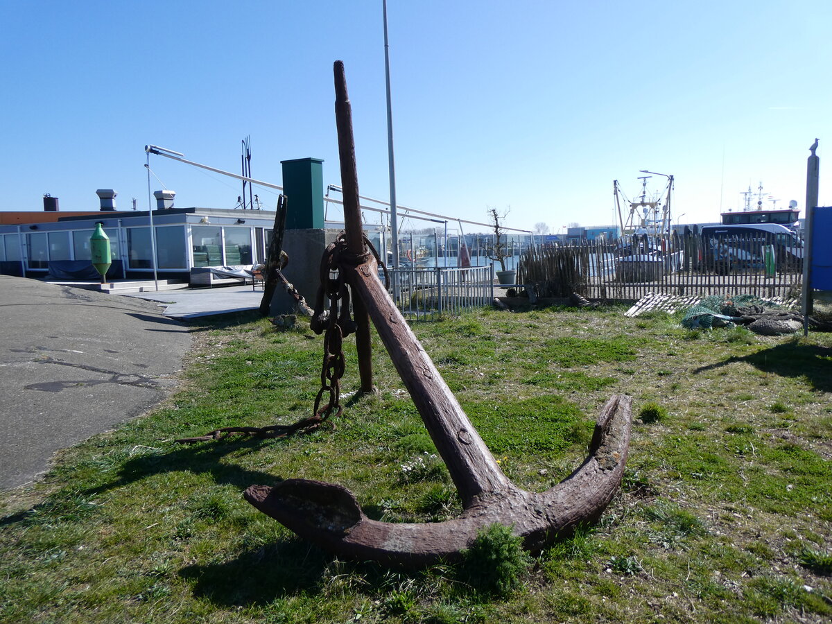 (273'564) - Alter Anker am 4. April 2025 im Hafen von Lauwersoog