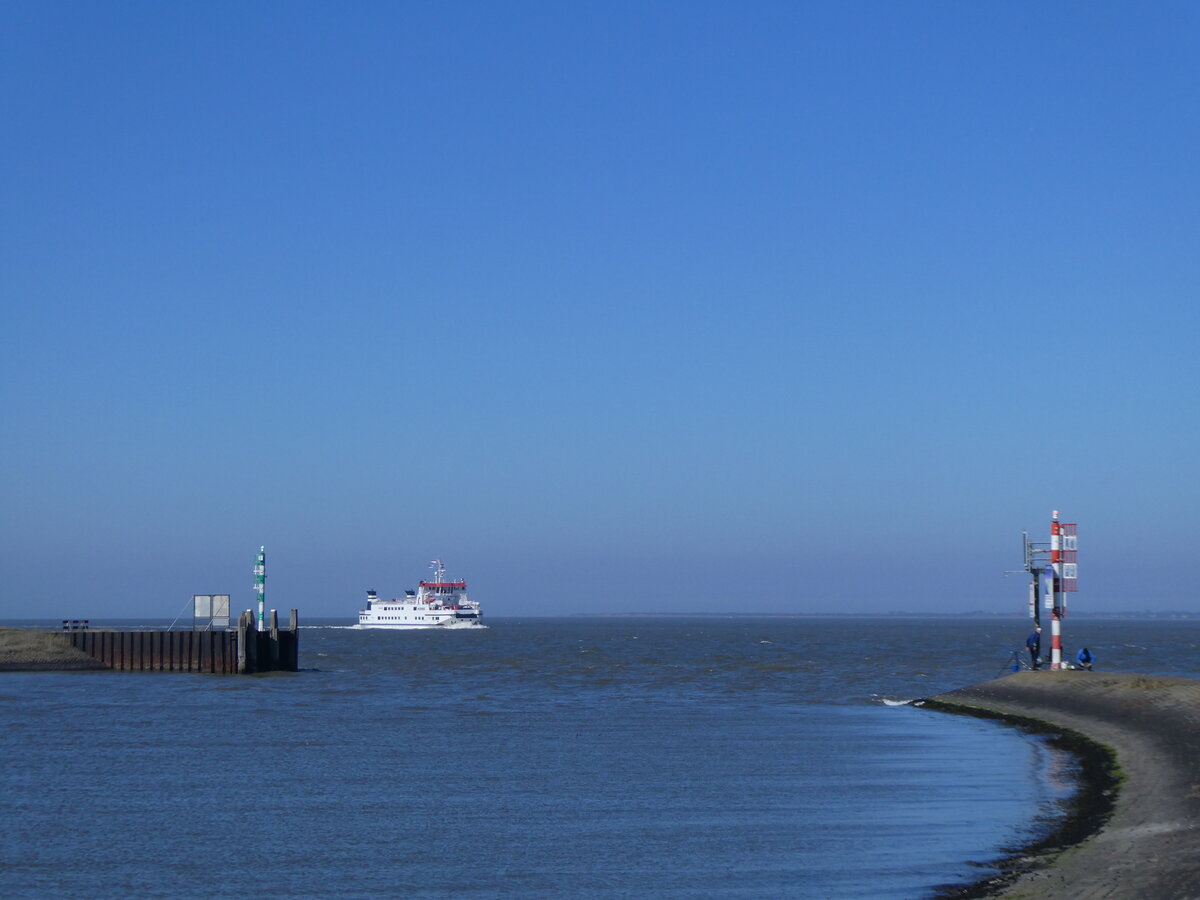 (273'565) - F�hre Monnik am 4. April 2025 im Hafen von Lauwersoog