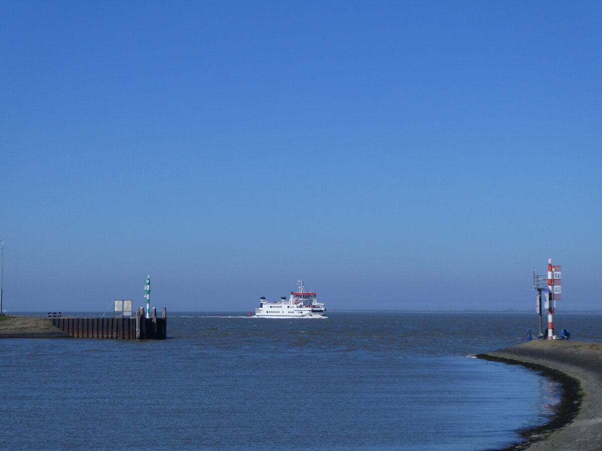 (273'566) - F�hre Monnik am 4. April 2025 im Hafen von Lauwersoog