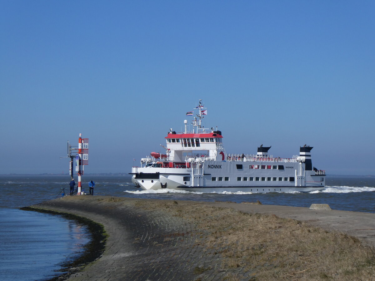 (273'567) - F�hre Monnik am 4. April 2025 im Hafen von Lauwersoog