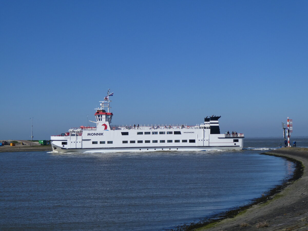 (273'568) - F�hre Monnik am 4. April 2025 im Hafen von Lauwersoog