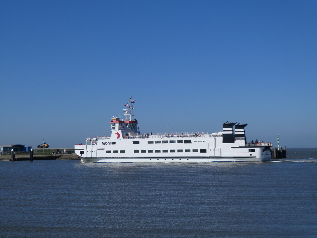 (273'569) - F�hre Monnik am 4. April 2025 im Hafen von Lauwersoog