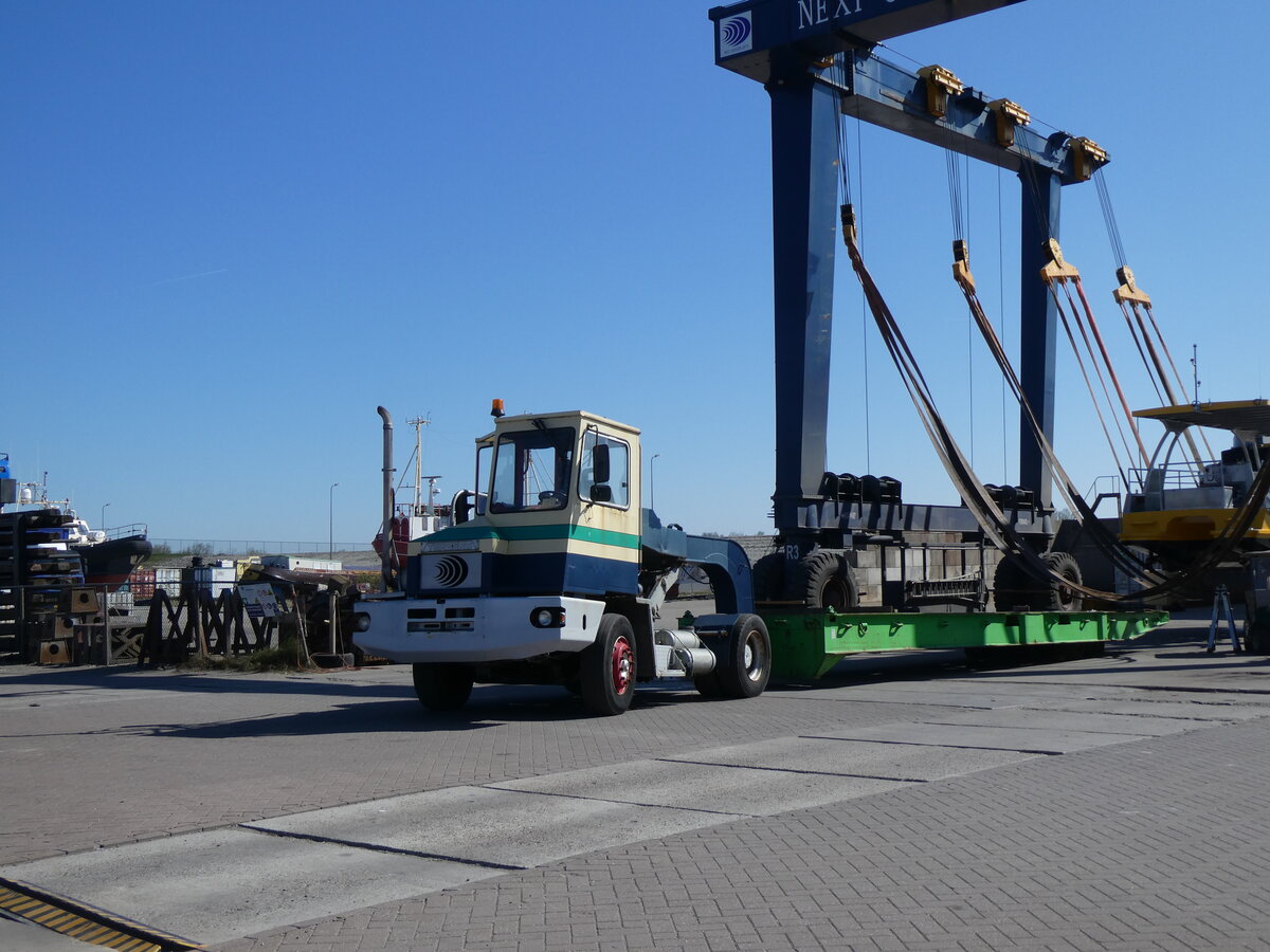 (273'571) - Terberg - T-16-BJG - am 4. April 2025 im Hafen von Lauwersoog