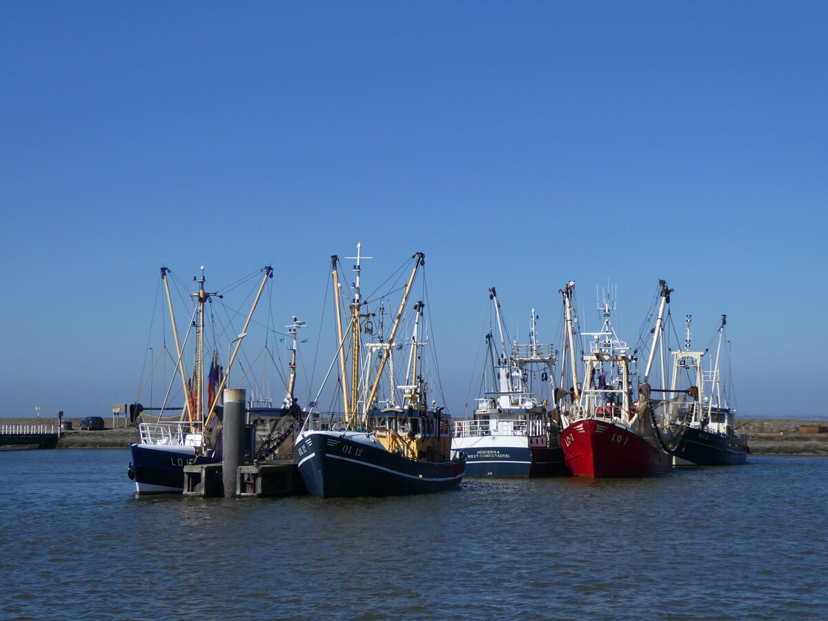 (273'575) - Schiffe am 4. April 2025 im Hafen von Lauwersoog