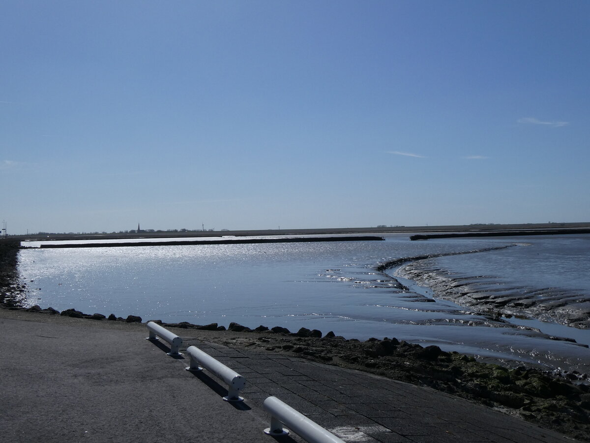 (273'648) - Stimmung auf dem Wattenmeer am 5. April 2025 im Hafen von Holwerd