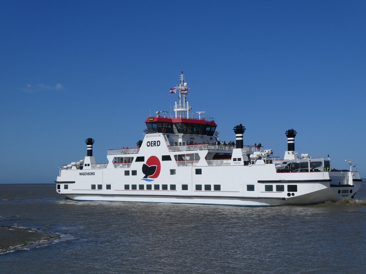 (273'651) - F�hre Oerd am 5. April 2025 im Hafen von Holwerd