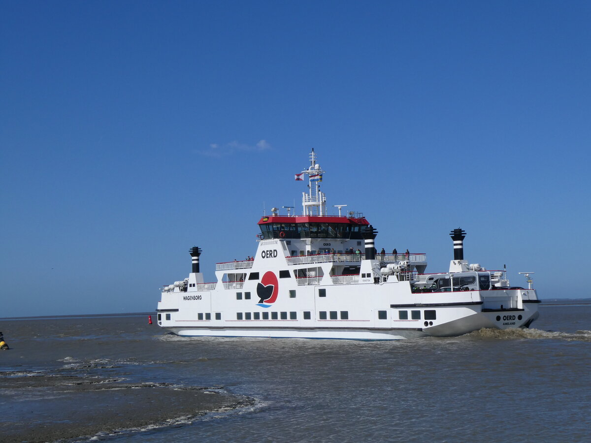 (273'652) - F�hre Oerd am 5. April 2025 im Hafen von Holwerd