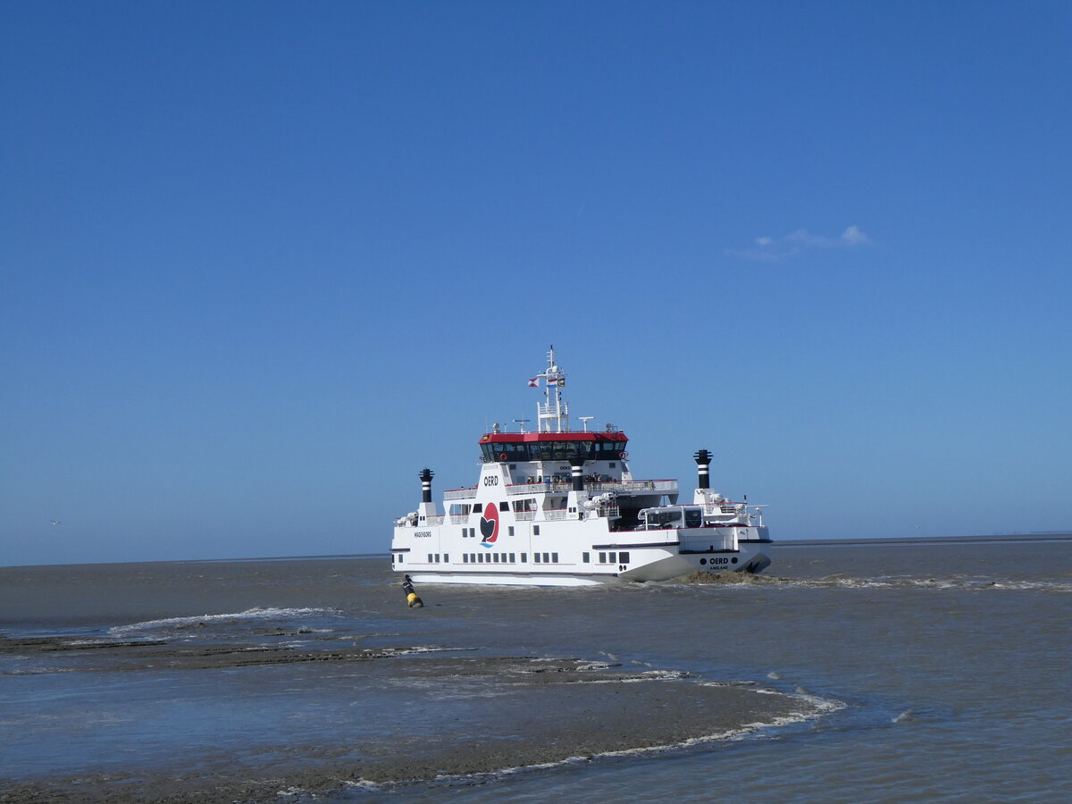 (273'654) - F�hre Oerd am 5. April 2025 im Hafen von Holwerd