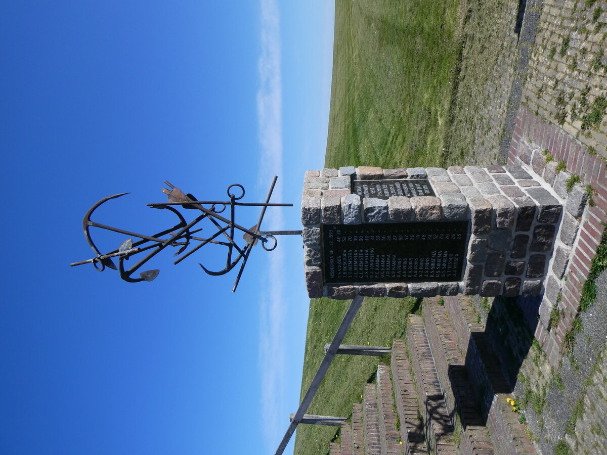 (273'664) - Denkmal f�r die 1893 umgekommenen Fischer am 5. April 2025 in Wierum