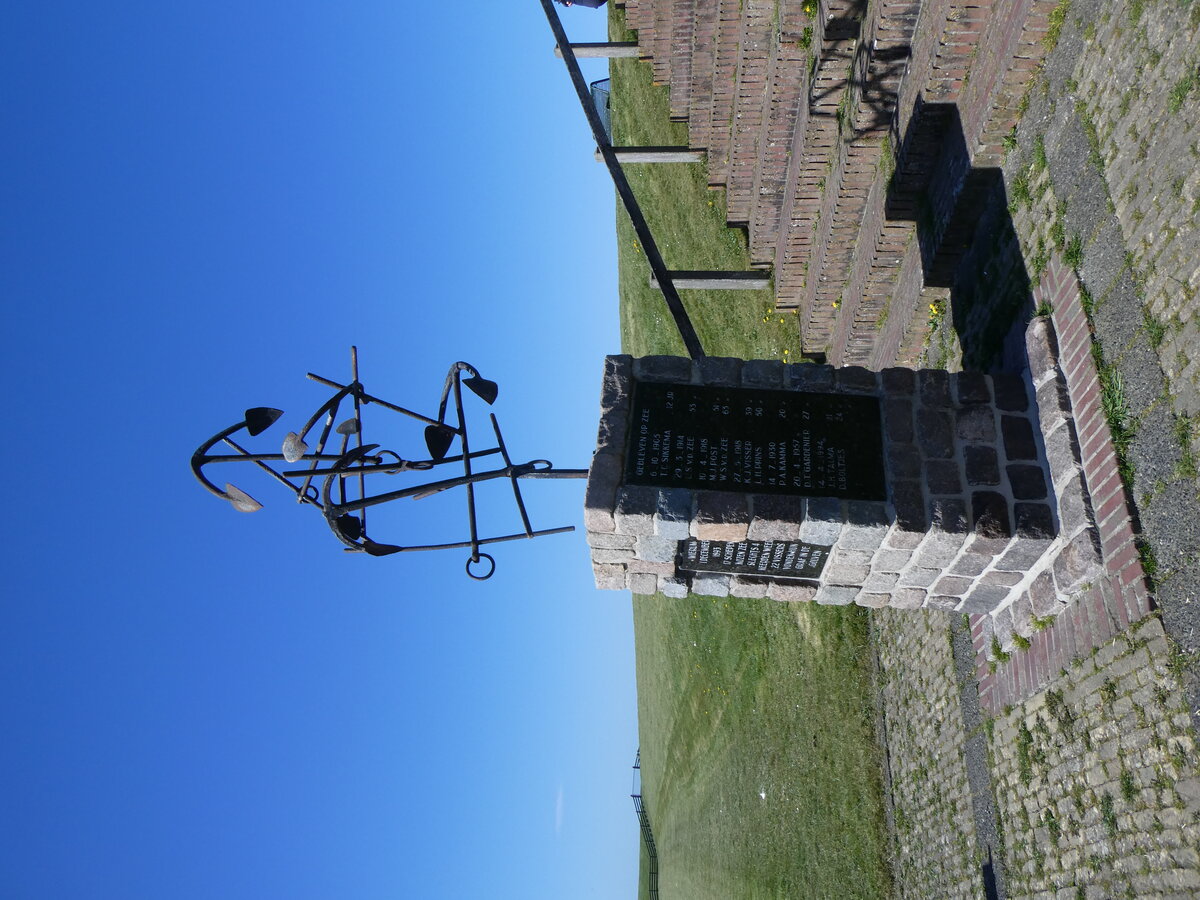 (273'665) - Denkmal f�r die 1893 umgekommenen Fischer am 5. April 2025 in Wierum