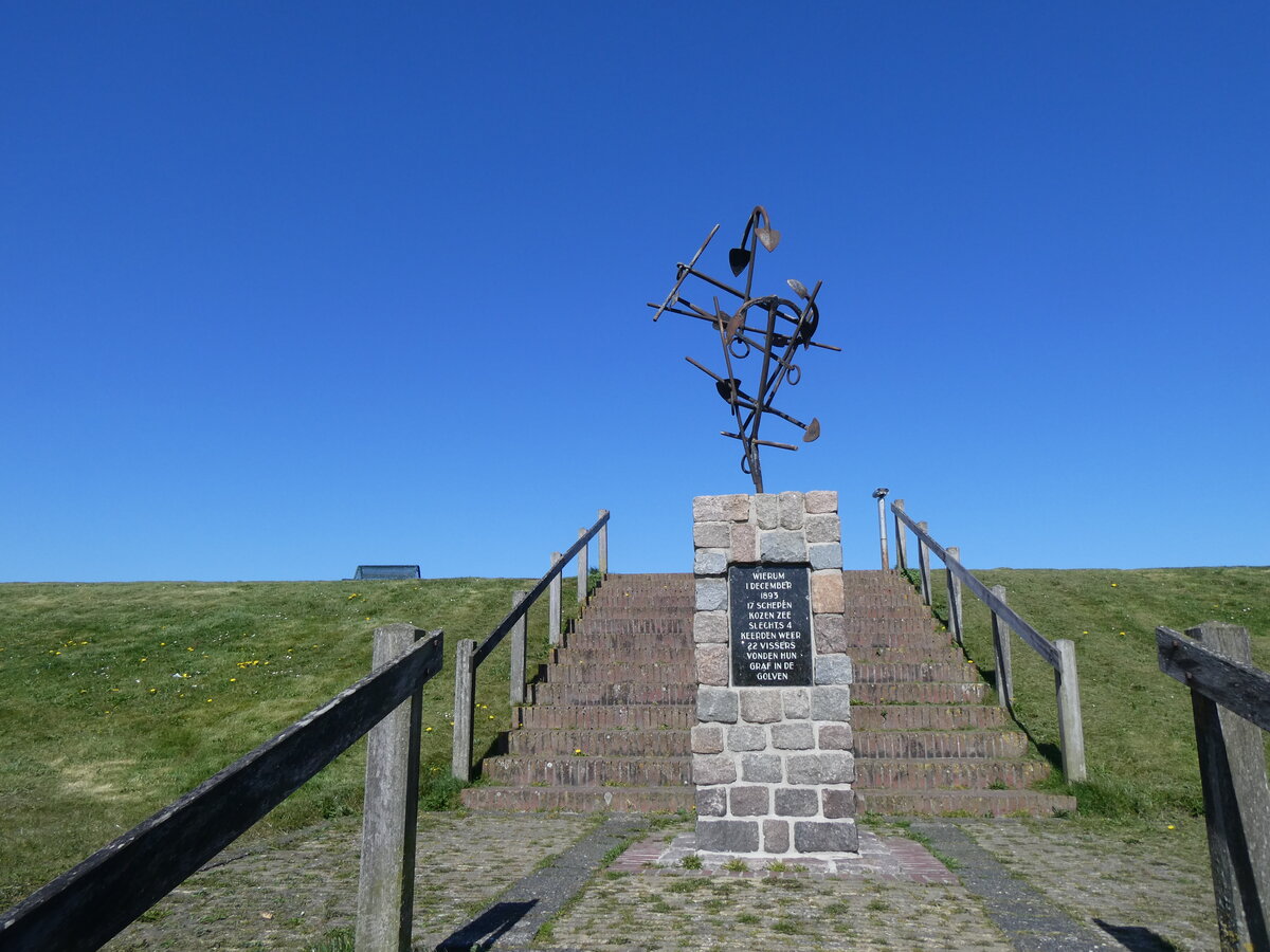 (273'668) - Denkmal f�r die 1893 umgekommenen Fischer am 5. April 2025 in Wierum