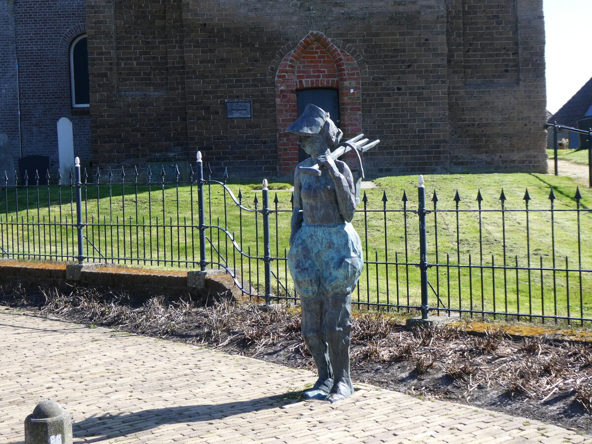 (273'669) - Statue einer Fischerin am 5. April 2025 in Wierum