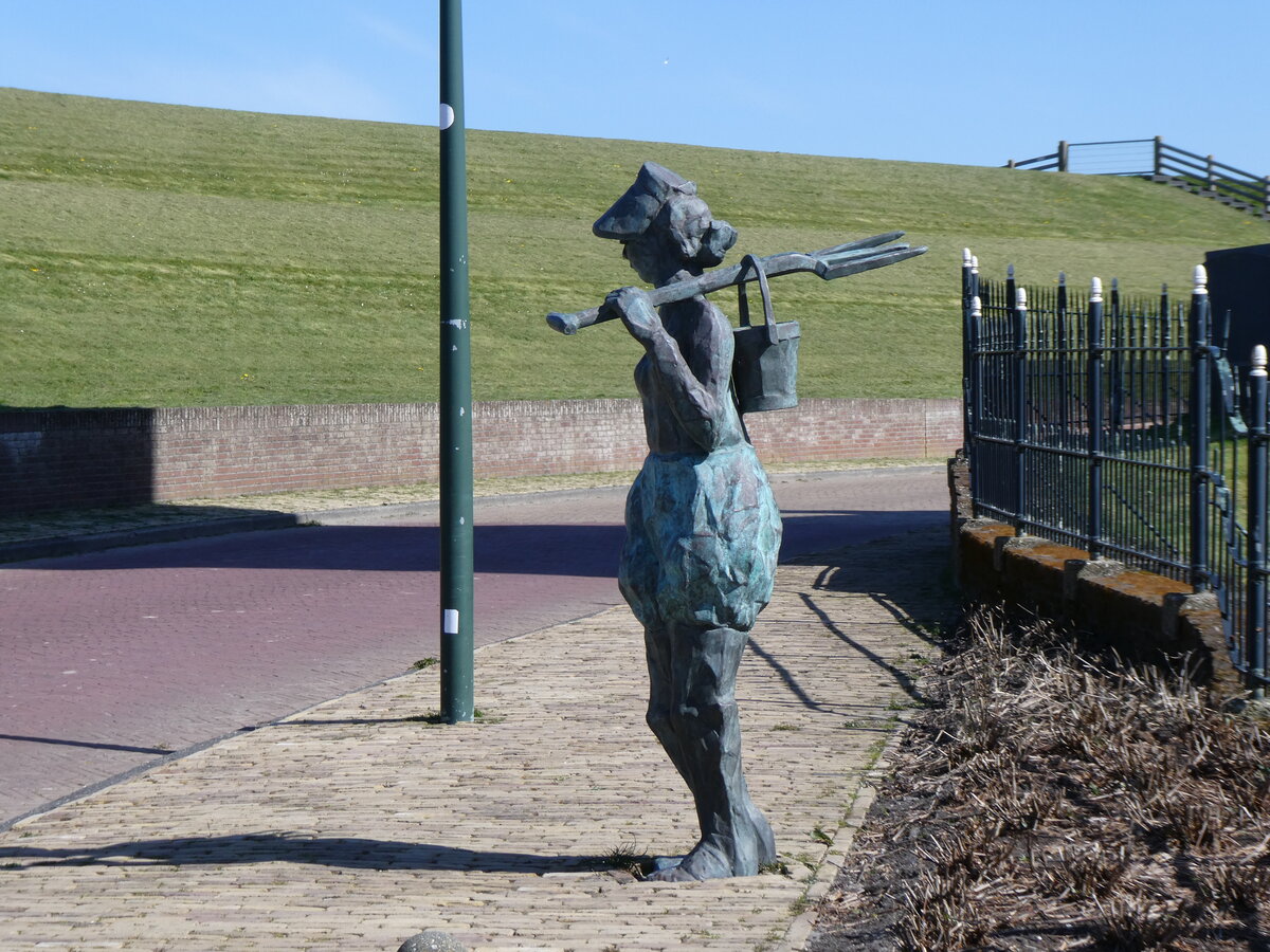 (273'671) - Statue einer Fischerin am 5. April 2025 in Wierum