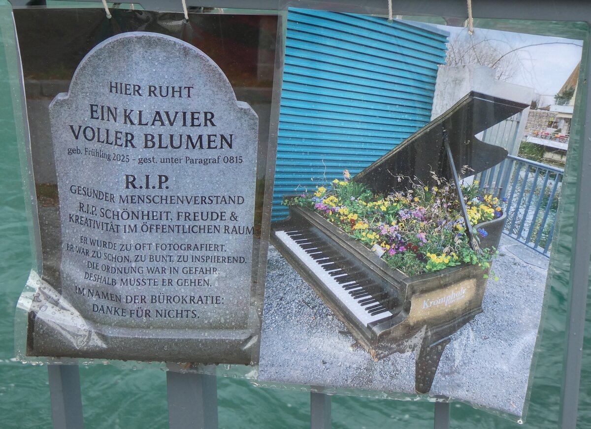 (274'664) - Hier ruht ein Klavier voller Blumen am 5. Mai 2025 in Thun, Guisanplatz (dieses Klavier durfte nicht  bei einer Ausstellung ausserhalb des Raumes aufgestellt werden! und musste wegger�umt werden)