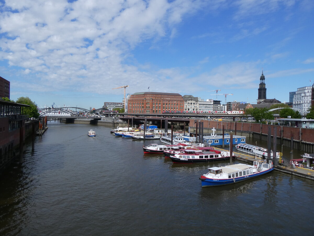 (275'041) - Schiffe auf der Elbe am 8. Mai 2025 in Hamburg