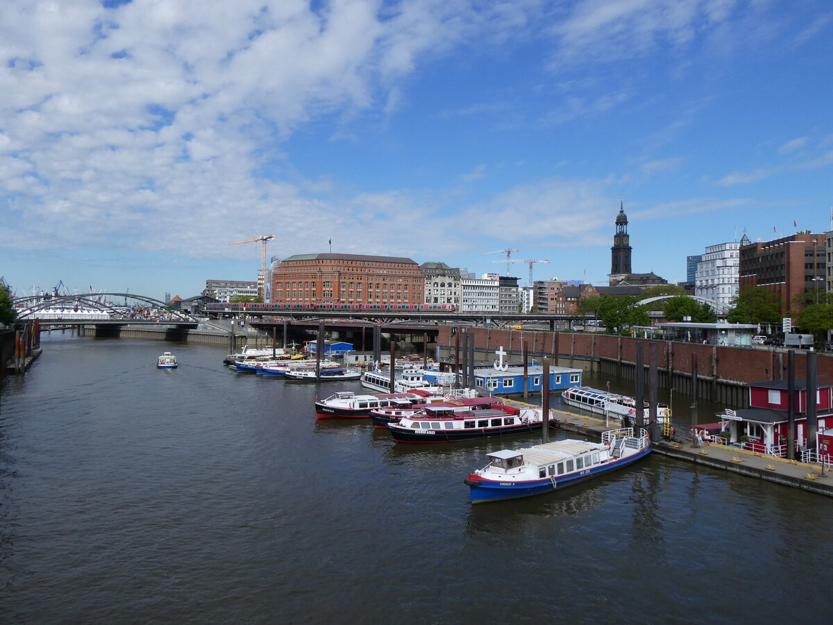(275'042) - Schiffe auf der Elbe am 8. Mai 2025 in Hamburg