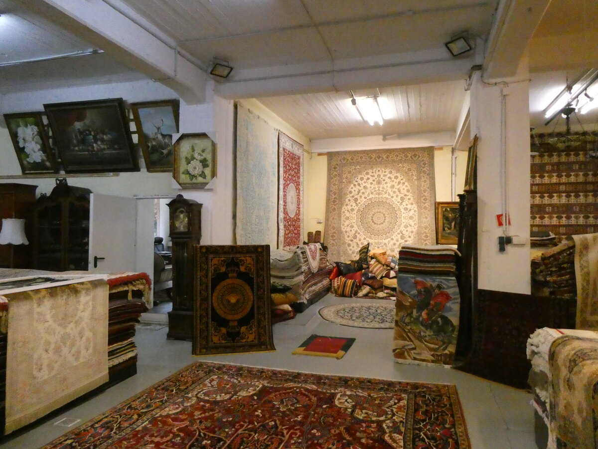 (275'050) - Teppichlager am 8. Mai 2025 in Hamburg, Speicherstadt