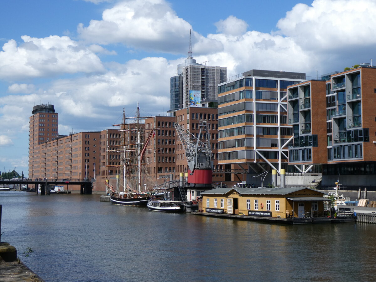 (275'058) - Schiffe auf der Elbe am 8. Mai 2025 in Hamburg