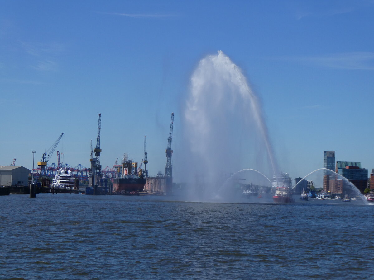 (275'300) - 836. Hafengeburtstag mit Schiffsparade am 9. Mai 2025 auf der Elbe in Hamburg