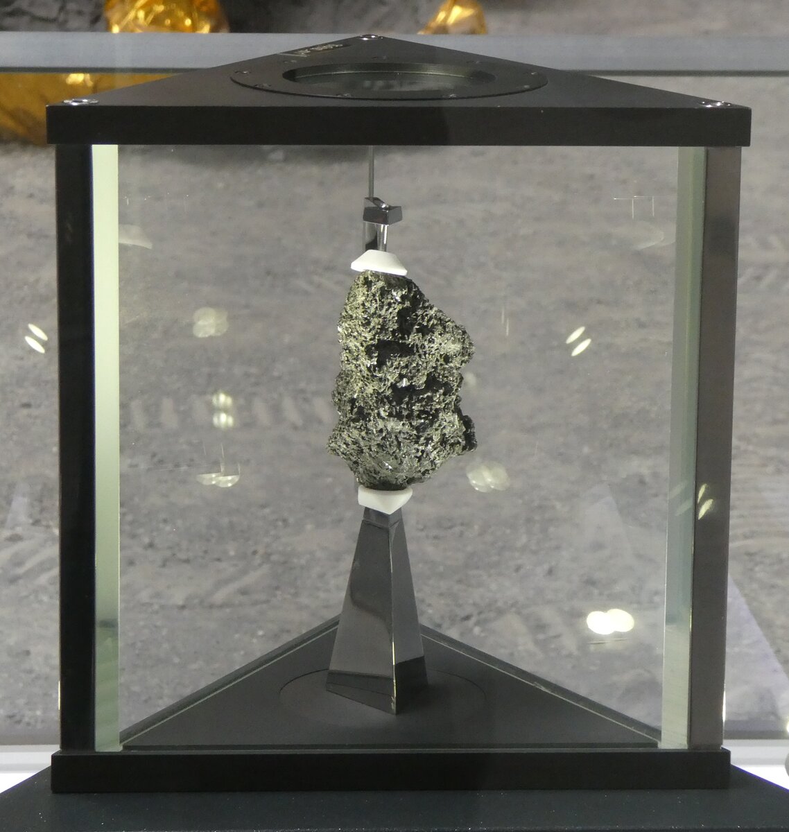 (275'522) - Original-Mondstein am 12. Mai 2025 in Speyer, Technik-Museum