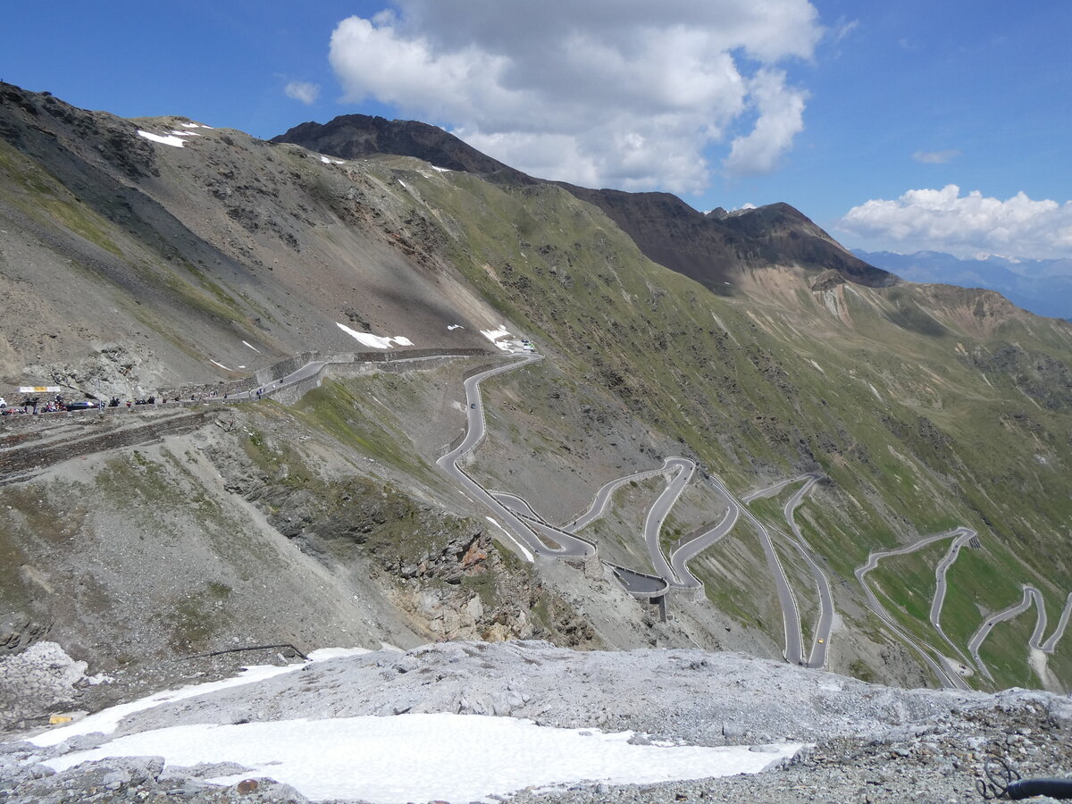 (277'032) - Kurvenreiche Strasse am 19. Juni 2025 am Stilfserjoch