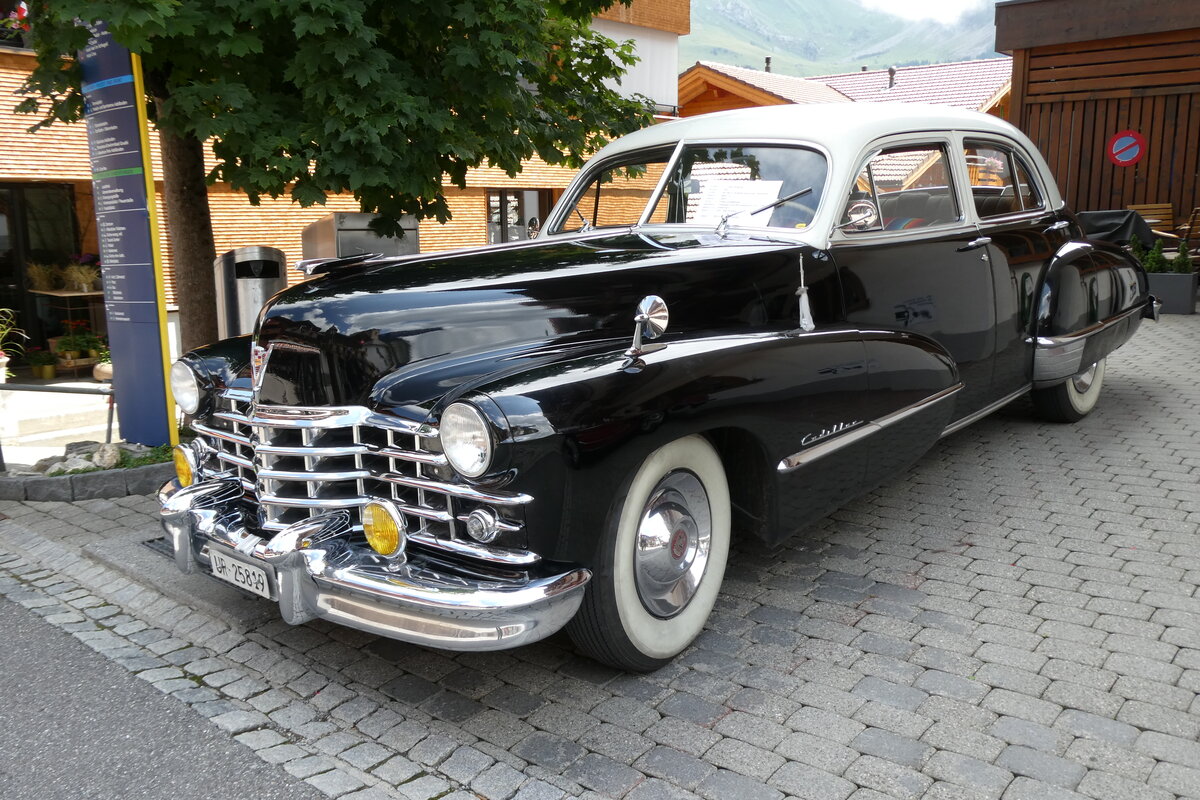 (278'145) - Cadillac - UR 25'819 - am 27. Juli 2025 in Adelboden, Dorfstrasse