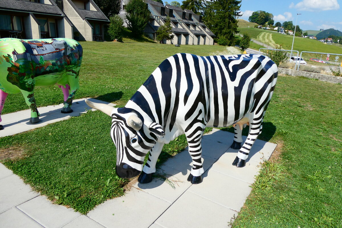 (279'185) - Deko Kuh beim Motel de la Gruy�re am 17. August 20225 in Avry-devant-Pont