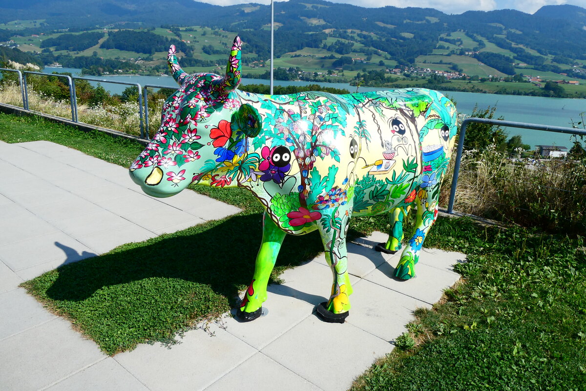 (279'187) - Deko Kuh beim Motel de la Gruy�re am 17. August 2025 in Avry-devant-Pont