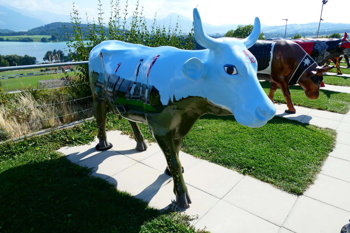 (279'188) - Deko Kuh beim Motel de la Gruy�re am 17. August 2025 in Avry-devant-Pont