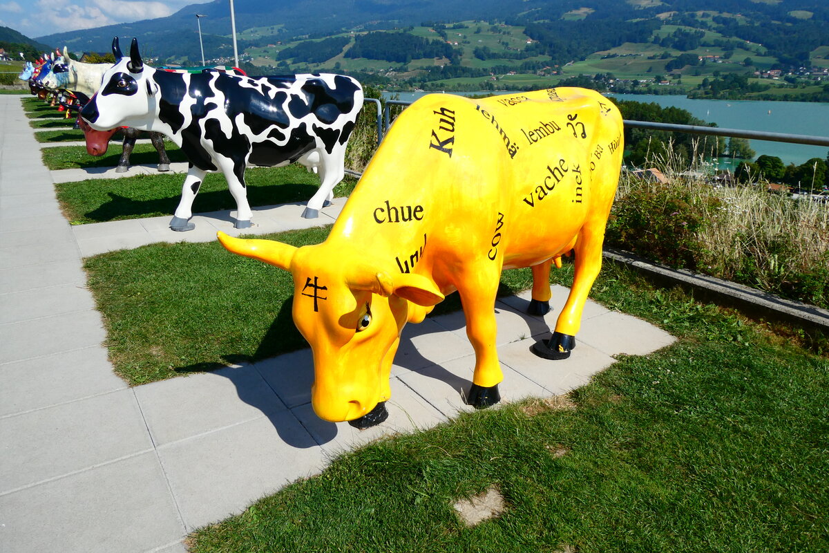 (279'189) - Deko Kuh beim Motel de la Gruy�re am 17. August 2025 in Avry-devant-Pont