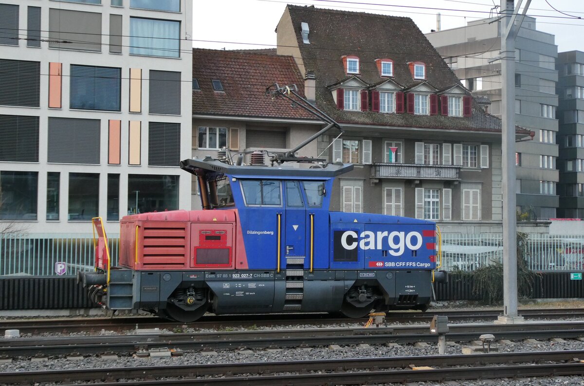 (282'619) - SBB-Rangierlokomotive - Nr. 923'027-7 - am 29. November 2025 im Bahnhof Thun