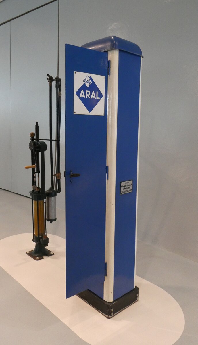 (282'988) - Aral-Tanks�ule am 11. Dezember 2025 in Stuttgart, Mercedes-Benz Museum