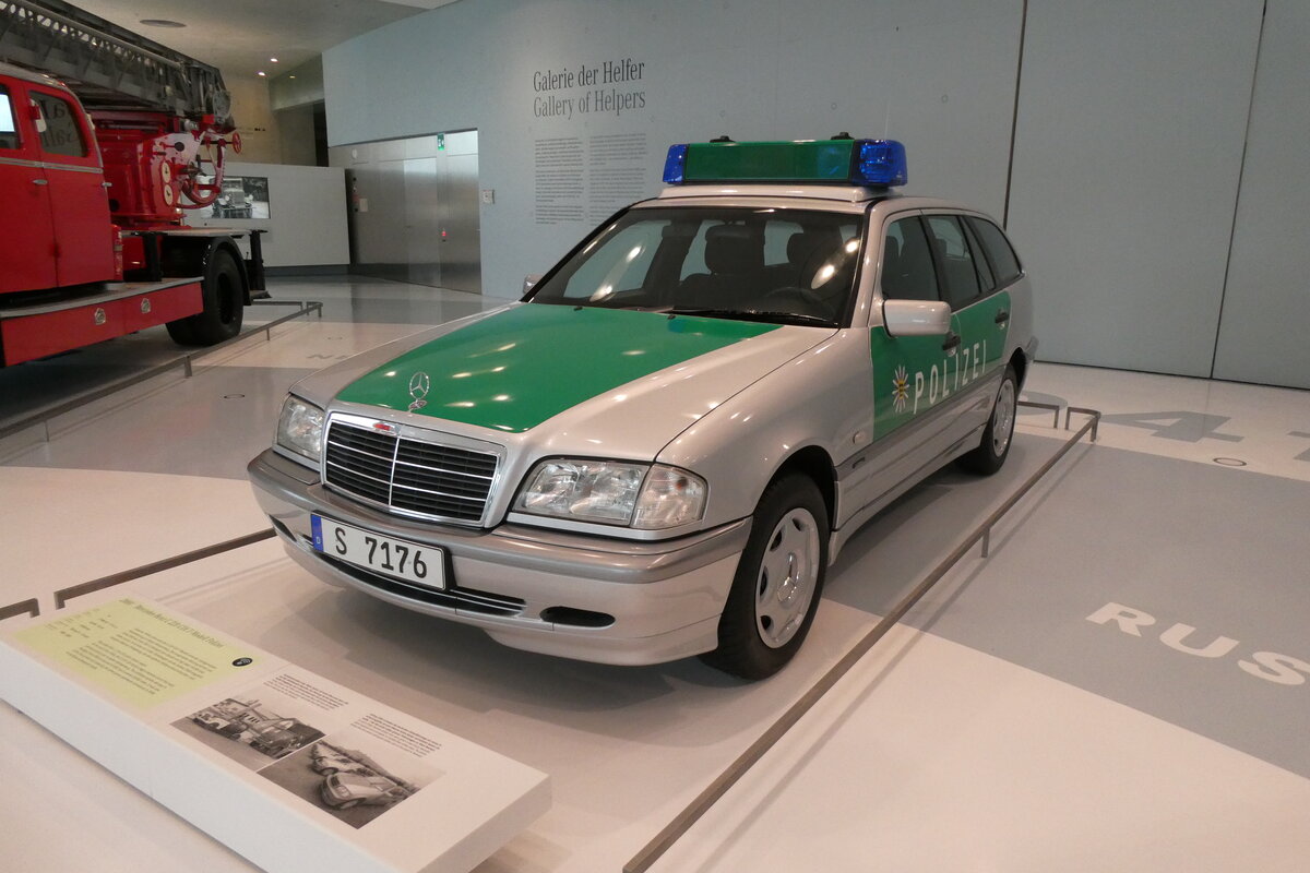 (283'002) - Polizei - S 7176 - Mercedes a 11. Dezember 2025 in Stuttgart, Mercedes-Benz Museum