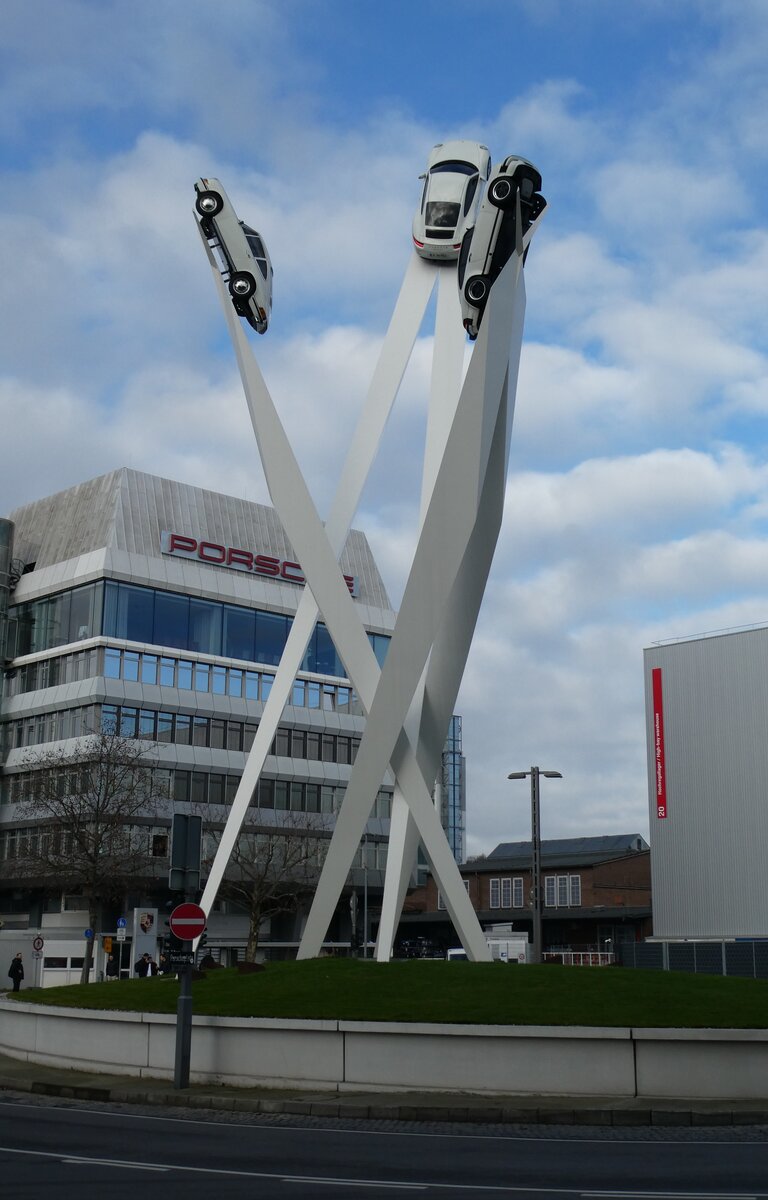 (283'031) - Kreisel mit drei Porsches am 11. Dezember 2025 in Zuffenhausen, Porsche Museum