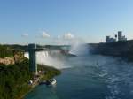 (152'840) - Die Niagara Falls von der Rainbow Br�cke aus am 15.