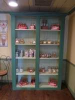 (152'979) - Alte Vitrine mit Lebensmitteln und Coca Cola am 16. Juli 2014 bei den Amish in Nappanee